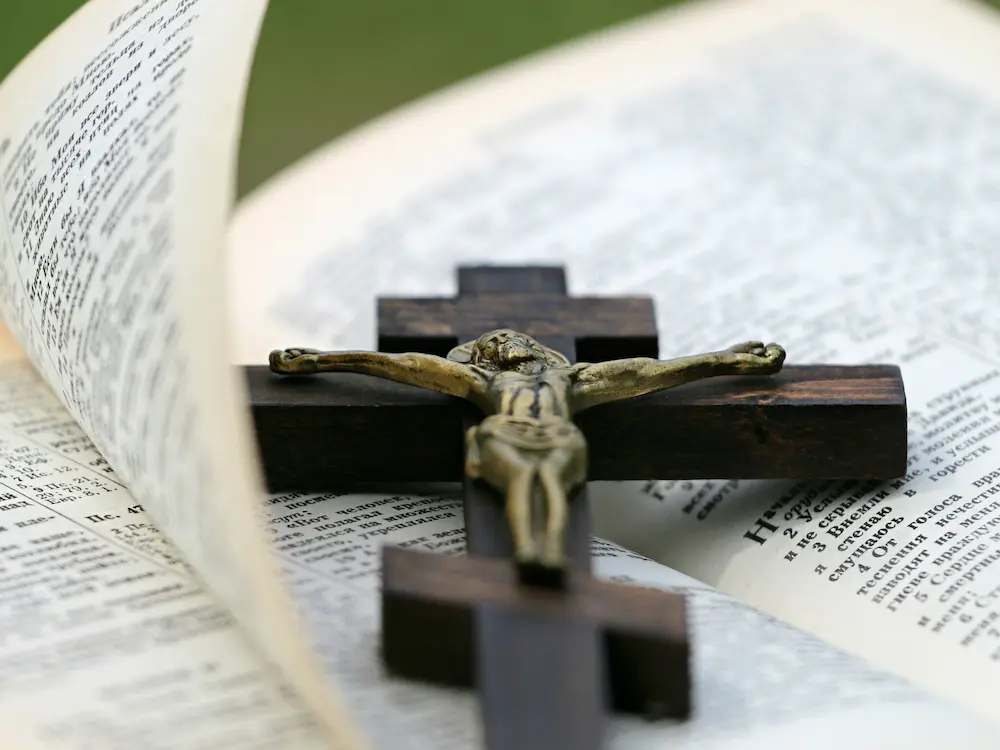 crucifixo em cima da bíblia